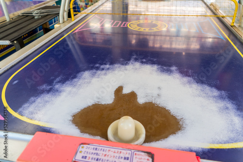Photography 古びたゲームセンターに置かれた、エアホッケーの筐体
