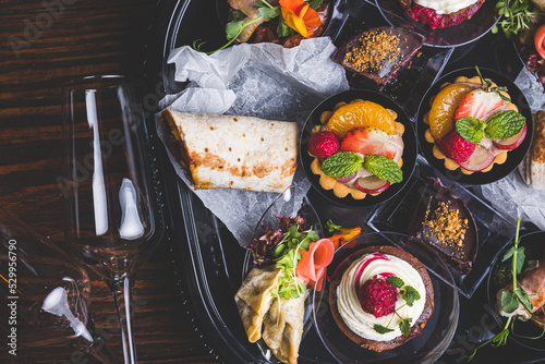 Fotografie Finger food w knajpie, współdzielenie jedzenia oraz kieliszków