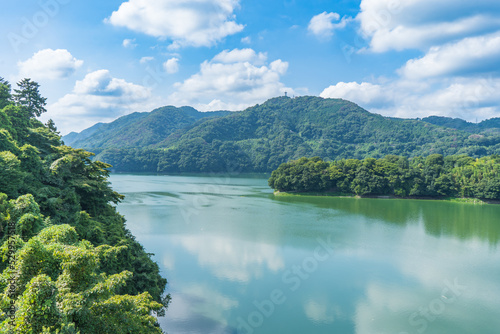 巨大なダム湖があり、神奈川県相模湖公園の風景