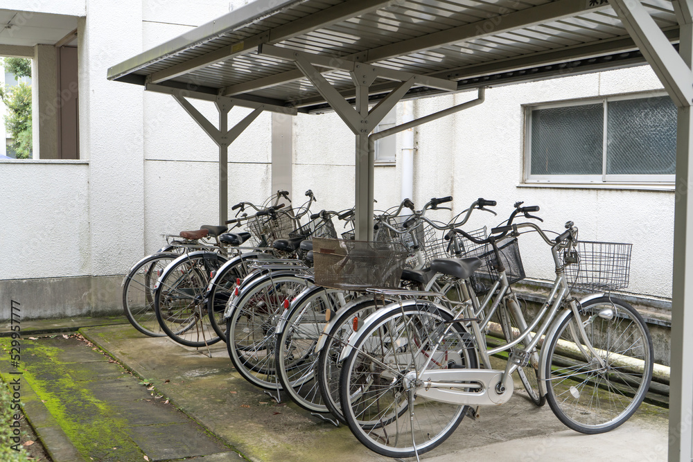 日本の学校の自転車が並ぶ駐輪場