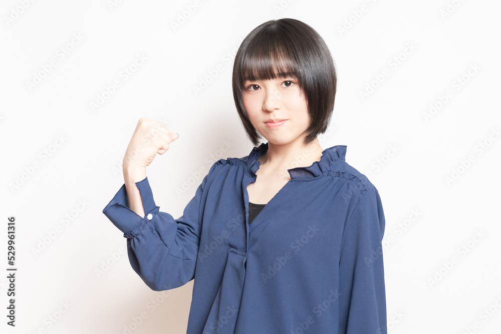 ガッツポーズをする若い女性 ガッツポーズをする若い女性
