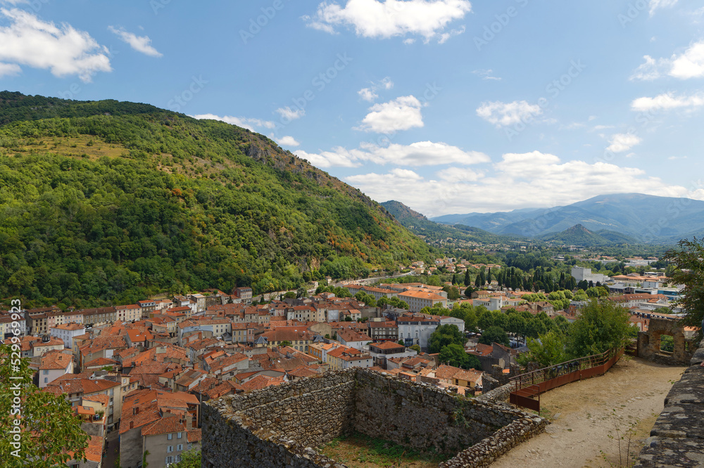 Vue sur la ville de Foix dans le Sud ouest de la France depuis les hauteurs du célèbre Chateau fort du XIIᵉ siècle, dont l'origine semble remonter au Xᵉ siècle