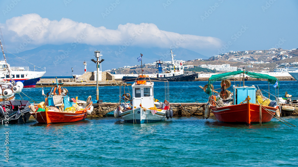 Fischerboot  Die malerische  Hauptstadt Chora bekannt als Mykonos-Stadt auf der beliebten Kykladeninsel Mykonos, Griechenland
