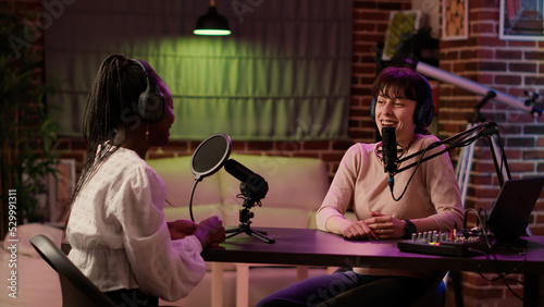 Foto Online radio host doing high five hand gesture with african american influencer during live podcast in living room home studio
