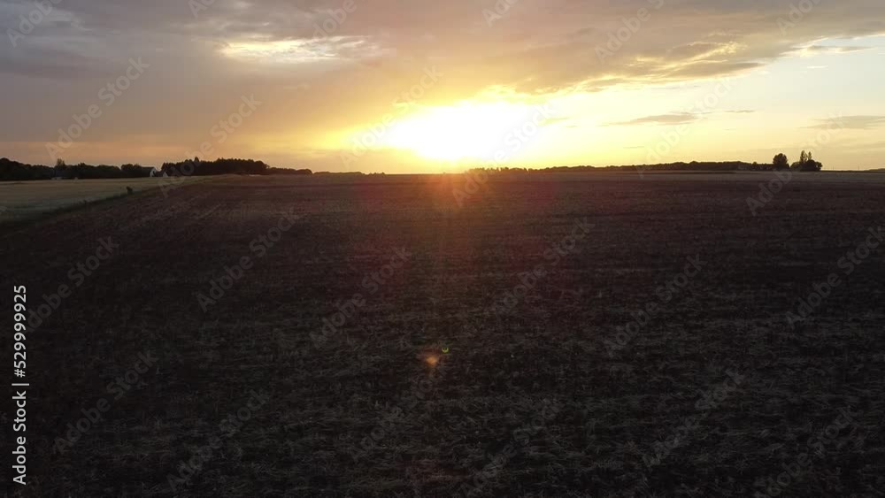drone s'élevant dans le ciel pendant un coucher de soleil. drone s'élevant dans le ciel pendant un coucher de soleil.