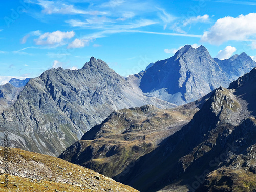 Rocky alpine peaks Unghürhörner or Unghuerhoerner (2994 m) and Vorderes Plattenhorn (3217 m) in the Silvretta Alps mountain range, Davos - Canton of Grisons, Switzerland (Kanton Graubünden, Schweiz)