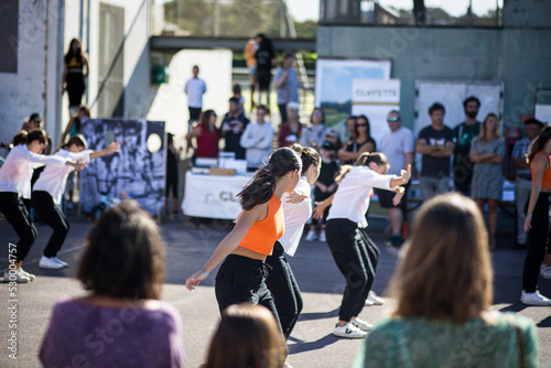 Des jeunes dances sur une place publique, spectacle de dance photo
