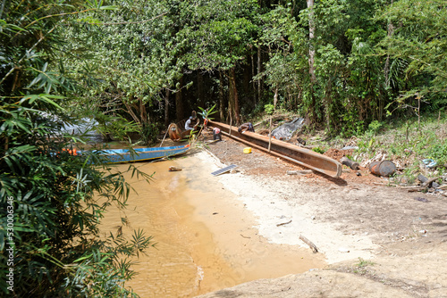 Nouvelle pirogue au bord du fleuve Maroni au Suriname photo