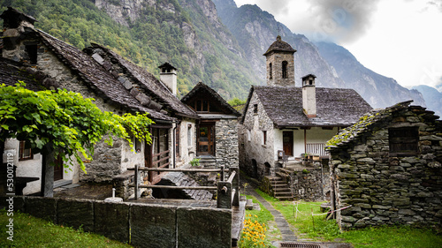 Mystisches Bergdorf in den Alpen photo