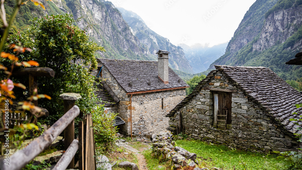 Mystisches Bergdorf in den Alpen