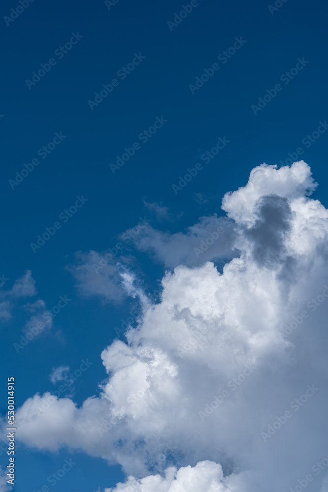 Obraz premium White clouds in the blue sky.