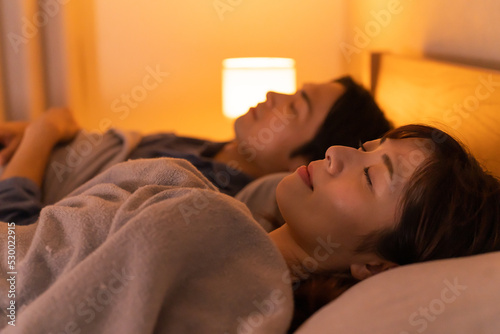 睡眠する日本人カップル