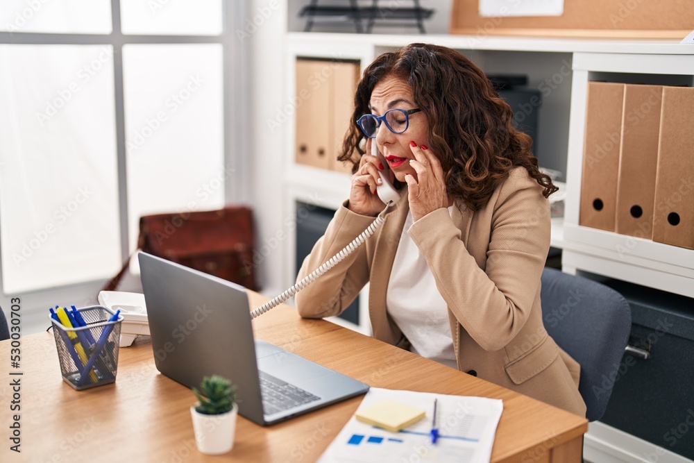 Obraz premium Middle age hispanic woman working with laptop at the office