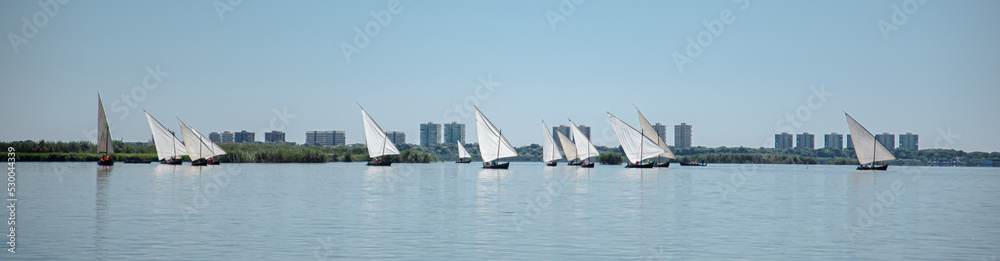 Fototapeta premium Edificios y barcos de vela en el horizonte