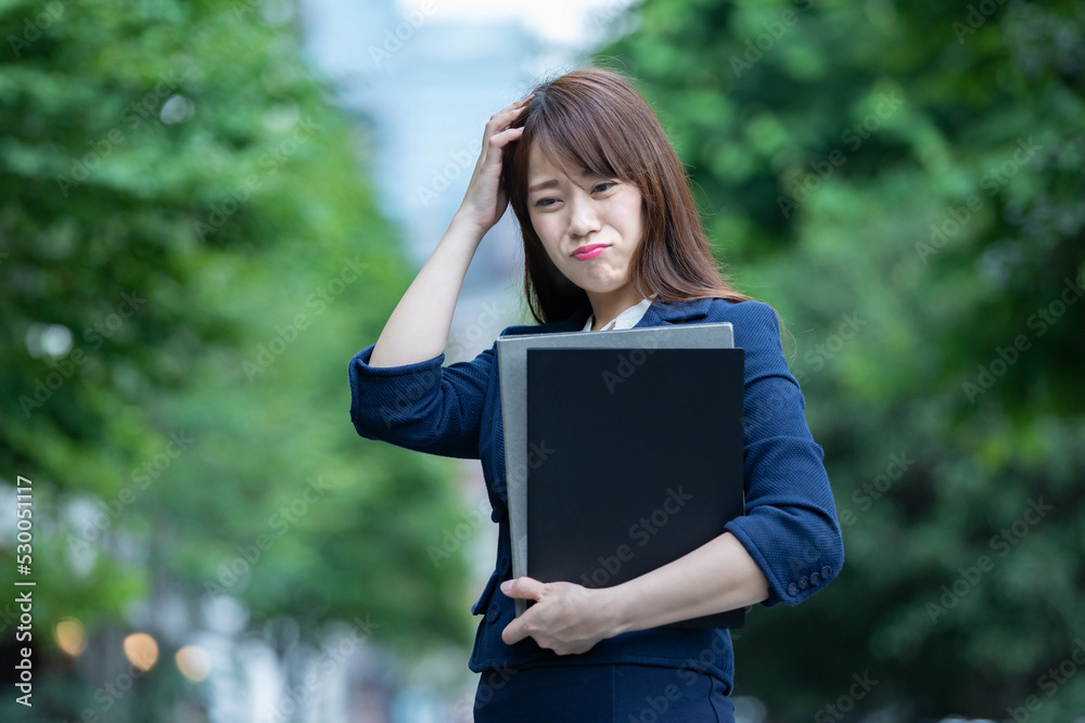 ストレスを感じている表情の女性 ストレスを感じている表情の女性