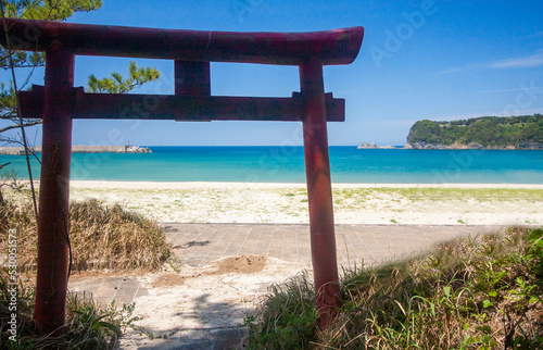 Wallpaper Mural 海が見える鳥居 Torontodigital.ca