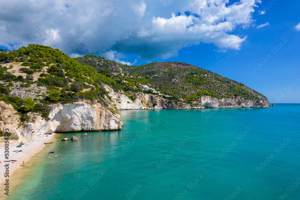 Vista aerea della spiaggia di vignanotica, gargano con drone