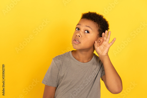 Foto Portrait of concentrated preteen boy listening to gossip