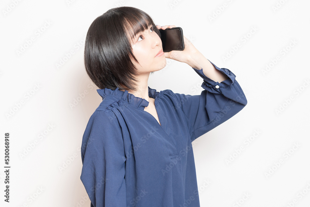 スマホで話をしている若い女性