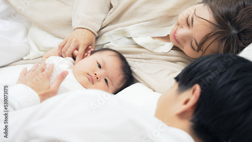 赤ちゃんを寝かしつける両親 子育てイメージ
