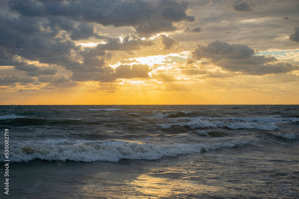 Obraz premium cloudy sunset at the beach