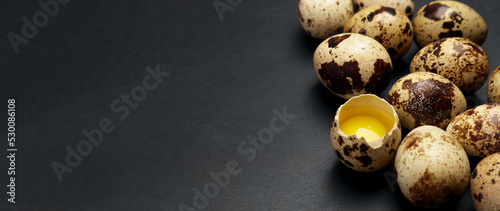 Fotografia Quail eggs on black background
