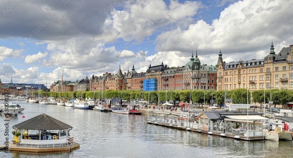 ile de Djurgarden et les quais de la ville de Stockholm en Suède	