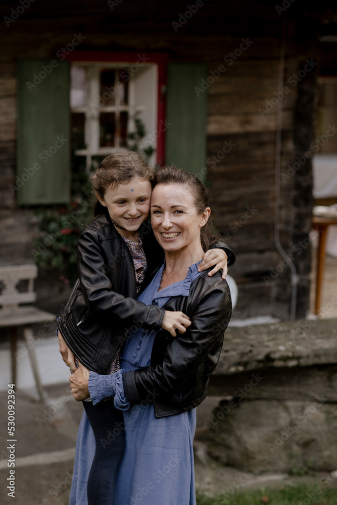 Obraz premium Mutter mit Tochter im Arm