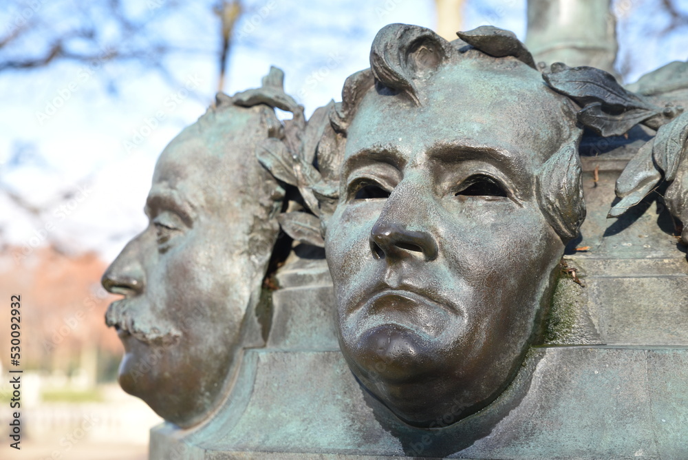 Masques de bronze au jardin du Luxembourg à Paris. France
