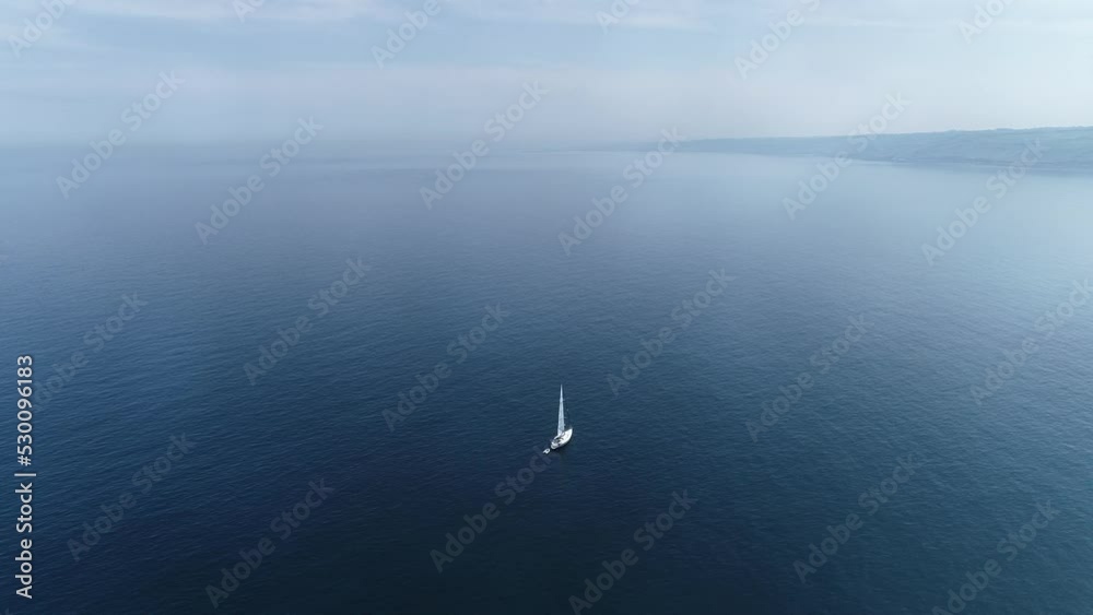 Bateau au large des côtes normandes - France