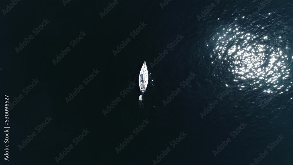 Bateau au large des côtes normandes - France