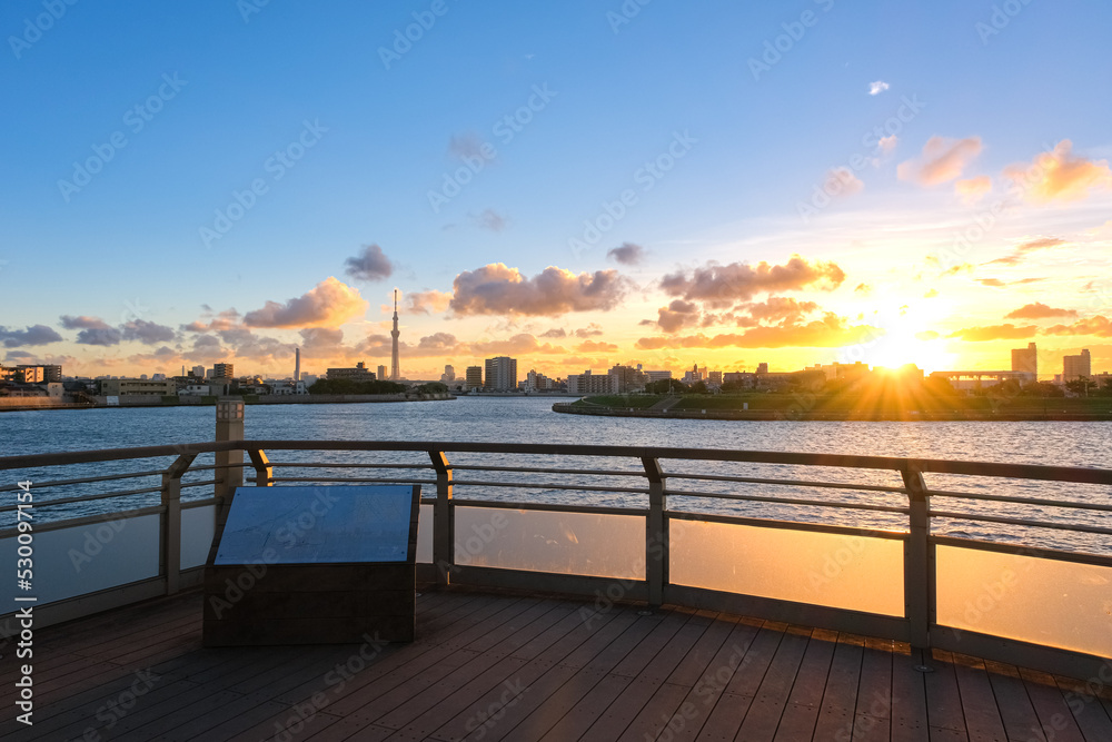 Obraz premium 東京都葛飾区 中川奥戸展望デッキと夕日