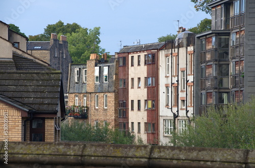 Blick von der  Brücke der Deanhaugh Street auf Häuser am Water of Leith in Edinburgh