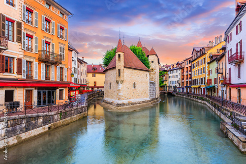 Fototapeta Naklejka Na Ścianę i Meble -  Annecy, Haute Savoie, France. The castle on an island (Palais de l'Isle) and Thiou river.
