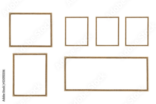 Marcos dorado de diferentes formatos sobre un fondo blanco liso y aislado. Vista de frente y de cerca. Copy space 