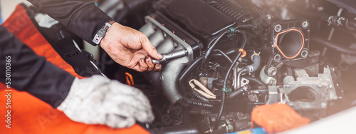 Fotografi Close up photo of auto mechanic worker working in garage