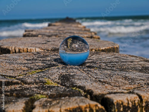 Glaskugel am Meer, Spiegelung, Buhne © joernueding