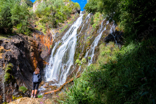 Obraz na płótnie Joven montañera disfrutando de la cascada de Espigantosa, en el Valle de Eriste, en el pirineo argonés, en Huesca. w salonie