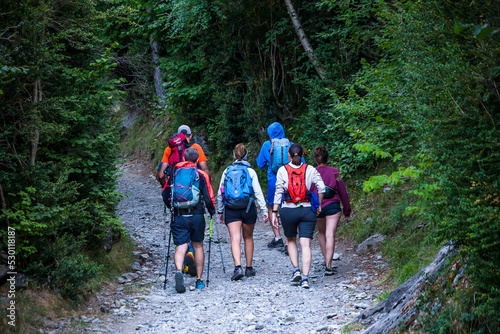Excursionistas haciendo senderismo por las montañas del Pirineo. фототапет
