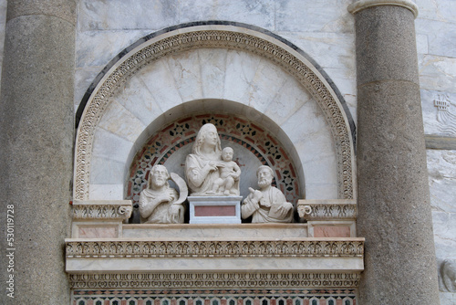 Lunetta esterna con gruppo scultoreo della cattedrale di Santa Maria Assunta di Pisa photo