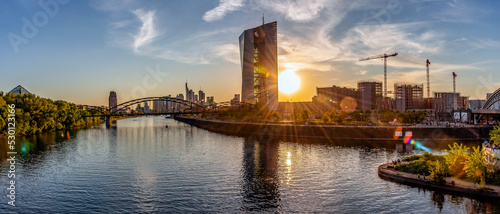 Europäische Zentralbank in Frankfurt am Main mit Skyline im Sonnenuntergang