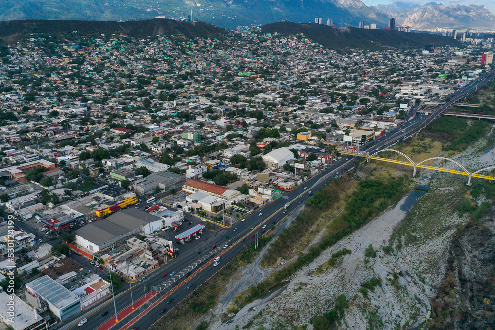 Vista aérea del Río Santa Catarina. Monterrey, México