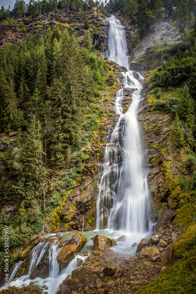 Obraz premium der Stuibenfall Wasserfall bei Umhausen im Ötztal
