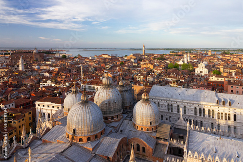 Photographie Venice, Italy: Cupolas of San Marco Cathedral church.
