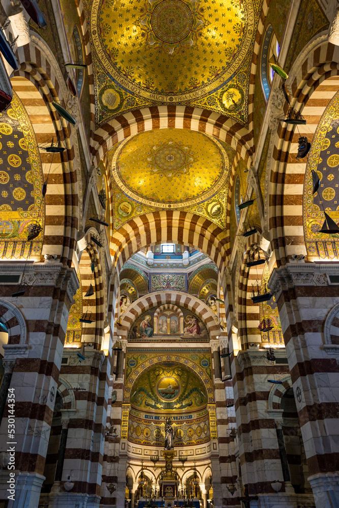 Vue intérieure et décor romano-byzantin de la Basilique Notre-Dame de la Garde