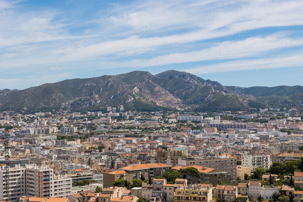 Naklejka premium Vue sur les quartiers nord de Marseille depuis la Basilique Notre-Dame de la Garde