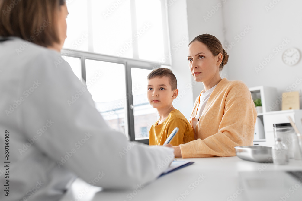 Fototapeta premium medicine, healthcare and pediatry concept - mother with little son and doctor talking at clinic