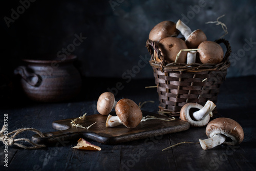 Kastanjechampinjon on a wooden cutting board
