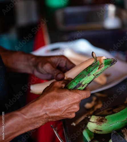 Pelando plátanos dominicanos. photo