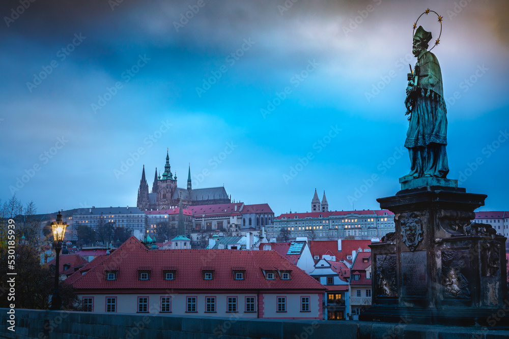Obraz premium Charles bridge illuminated at dawn, Medieval Prague, Czech Republic